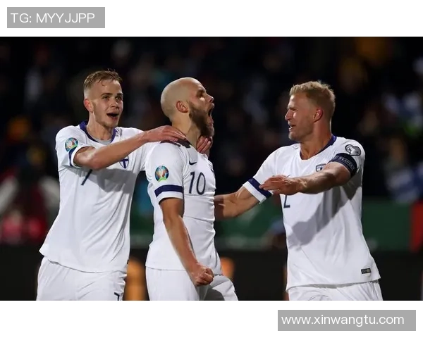 足球明星与粉丝亲密互动瞬间大揭秘让我们一起感受他们的温暖与热情 足球明星与粉丝亲密互动瞬间大揭秘让我们一起感受他们的温暖与热情