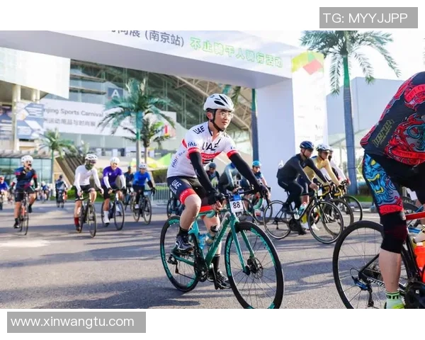 足球明星骑行风采高清图片展示尽显运动魅力与活力四射的青春气息