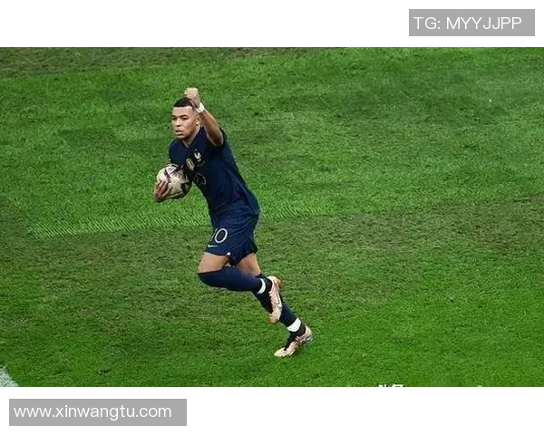 后卫足球明星高清截图集锦展现顶级防守技巧与风采 后卫足球明星高清截图集锦展现顶级防守技巧与风采